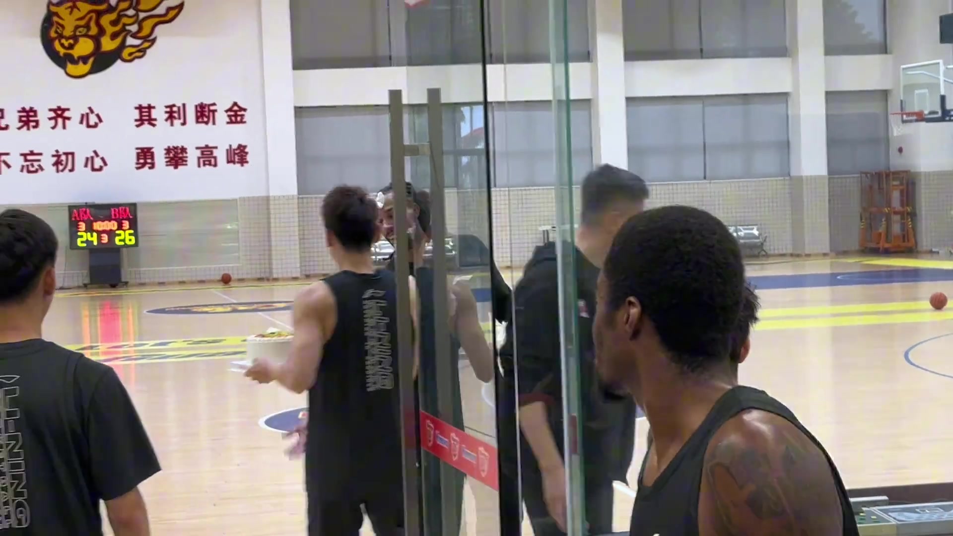 广东队全队为萨林杰庆生！这次没有标配的摁头吃蛋糕了！